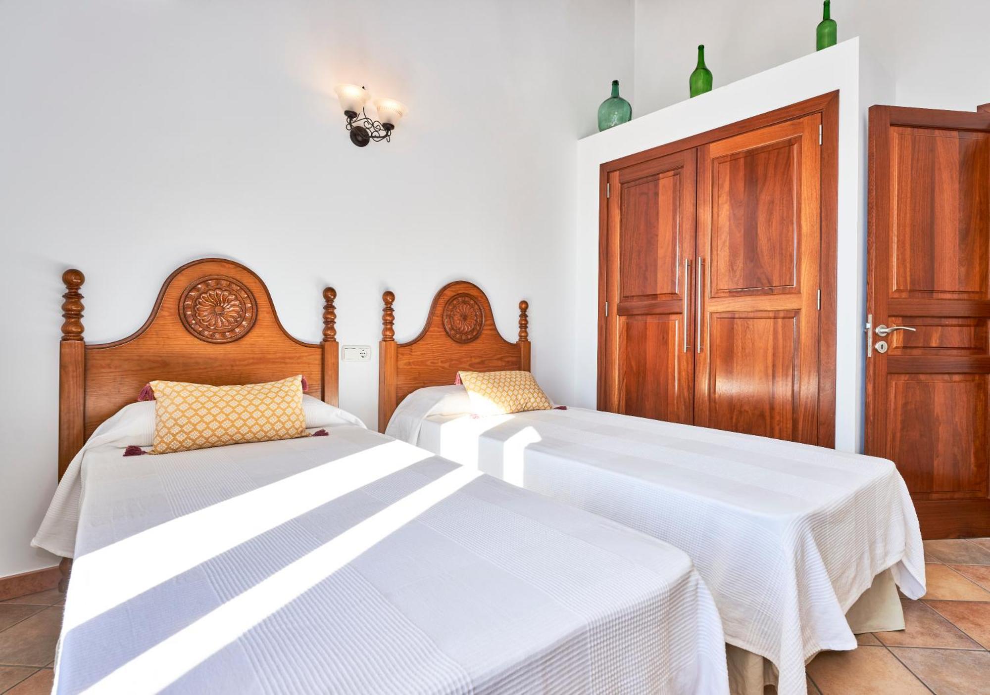 Villa Quiet In With Amazing Pool, Paddle Court And Garden