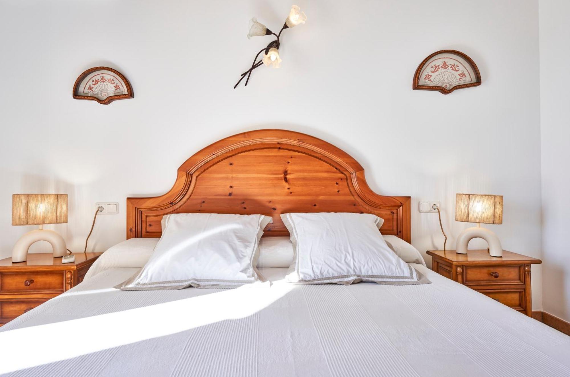 Quiet In With Amazing Pool, Paddle Court And Garden Búger
